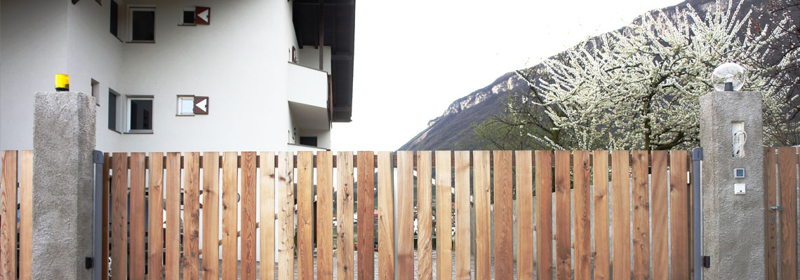 Umbau und Neubau mit Garagentoren und Einfahrtstoren aus Südtirol